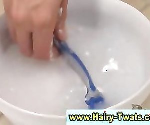 Hoe shaves her hairy pussy