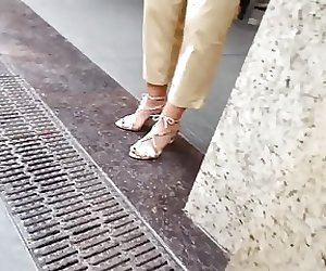 candid fr sexy feets, red toes in heels