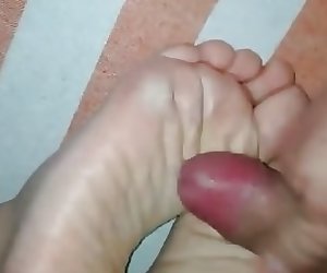 Cum on my mommy feet